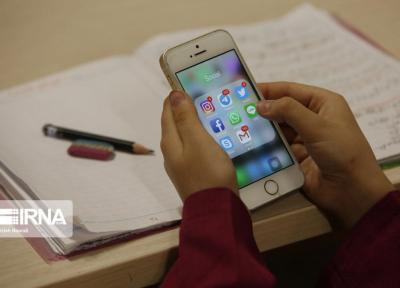 خبرنگاران نیکوکاران مهریز 100 گوشی تلفن هوشمند برای دانش آموزان تهیه کردند